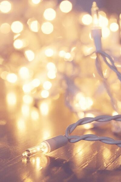 File:573dd9331383f00767d4677c72e46e40--christmas-lights-background-white-christmas-lights.jpg