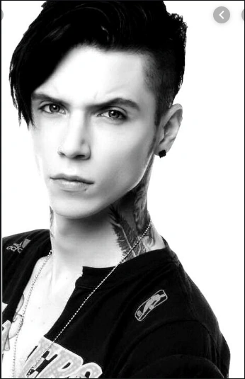 File:Andy biersack black&white.png