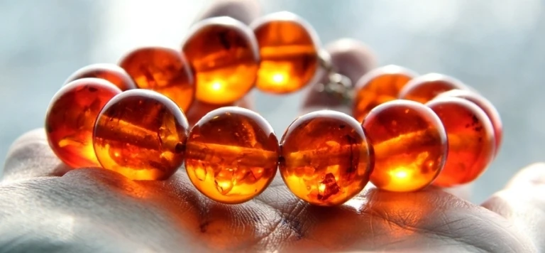 File:Amber-healing-bracelets-1.jpg