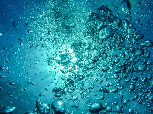 File:Air-bubbles-diving-underwater-blow-62307.jpeg